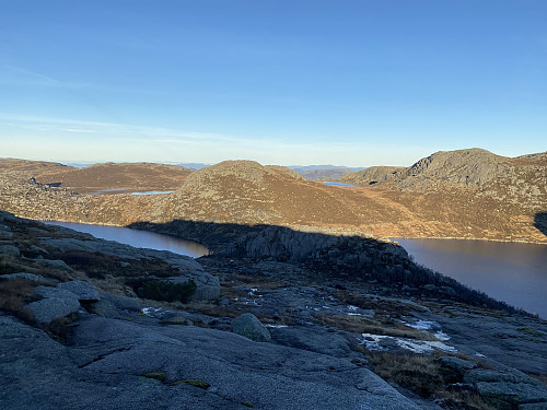 Frå oppunder Nordnesknuten med tilbakeblikk mot Svarefjellet sentralt, omgitt av Krokavatnet, Larsgardtjødna, Svarefjellstjødna og Steinskardtjødna