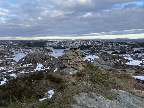 På sørtoppen av Nordre Sålefjell med utsikt nordover mot Oskereidvatnet og Storesåt