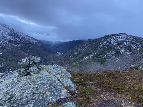 På det sørlige toppunktet med utsikt mot Nonsnut og ned dalen mot Grastjørn ved E134