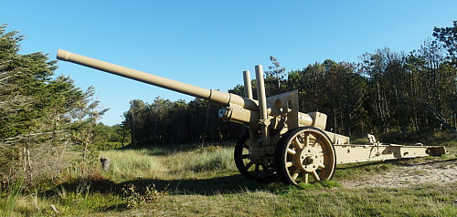 Samme type 12,2cm sovjetrussisk feltkanon som stod på Syreneset fort. Modell: 122 mm Pushka obr. 1931/37g. Kanonen på bildet finnes på bunkermuseet i Hanstholm, Danmark