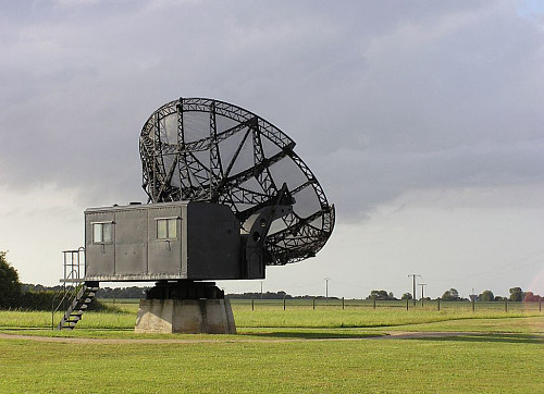 Samme type "Würzburg-Riese" radar som stod på Syreglånå mot slutten av krigen. Radaren på bildet finnes på radarmuseet i Douvres-la-Délivrande, Frankrike