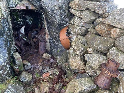 Rester av radaren er samlet sammen i en liten hule på nord- og nedsiden av der den stod