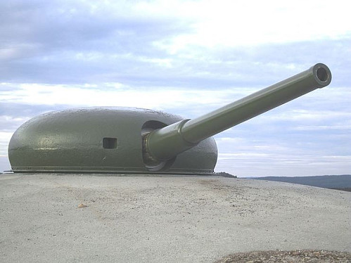 Samme type 12cm tårnkanon som stod på Neset/Skudeneshavn fort. Norsk betegnelse: 12cm TK L/40 Schneider-Canet. Kanonen på bildet befinner seg på Høytorp fort og er den eneste funksjonelle av denne typen i Norge