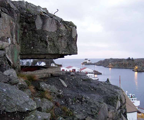 Kommandobunkeren i Neset med Nesagapet og Vikeholmen fyr. Bildet er fra desember 2008 og hentet fra publikasjonen ''Kystbatteriene på Haugesundshalvøya og på Karmøy''