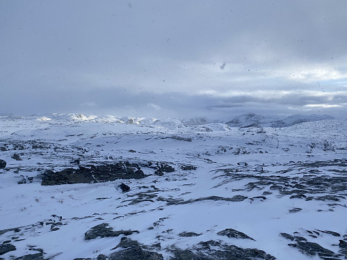 Lysning over Krøys medan snøfluksene driv beint imot