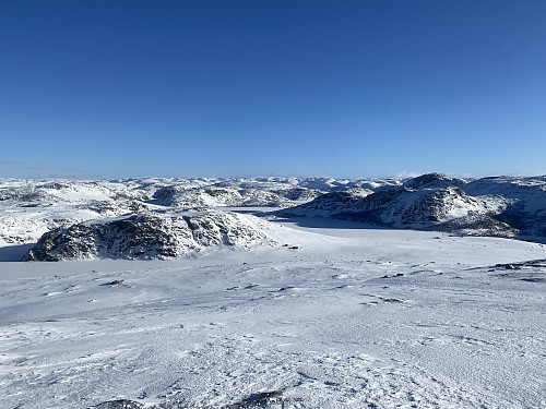 Straks på toppen av Vardhusheia med utsikt austover mot Krøys. Me ser Brogavatnet med Brogavassklubben, Venavatnet og det delvis opne Krokavatnet bakerst
