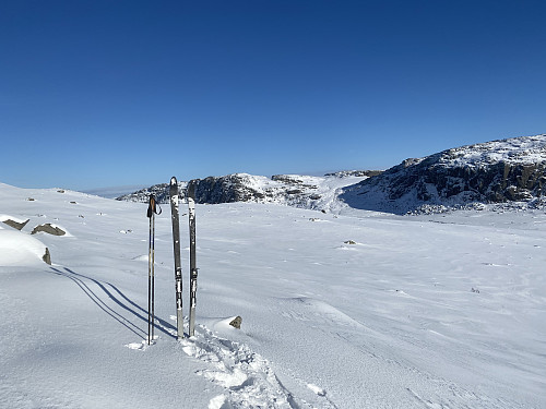 Snøen dekker gøymestaden til våpencontainerane nedanfor Bergeheia