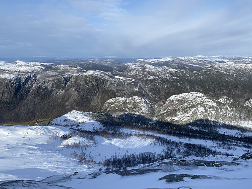 Frå Salane med utsikt mot Sallia og Såta i midten, og med eit glimt av Tysdal og Rv. 13
