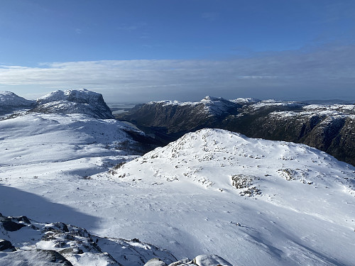 Frå om lag same staden mot Øvre Daurmålsknuten, og med Reinaknuten og Lauvåsen på kvar si side av Tysdalsvatnet 