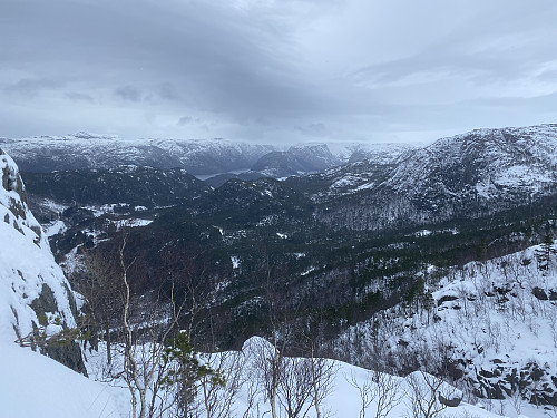 Like under toppen av Middagsåsen med utsikt mot Målandsdalen og Øvre Tysdalsvatnet bakerst