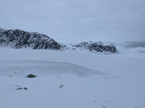 Veldige skavlar med nysnø øvst i Vassleitedalen ved Målandsvatnet