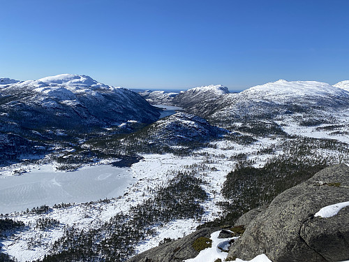 Første andaktstund for dagen. Frå eit toppunkt på Krunefjell med vakker utsikt over Forenesvatnet med Solknuten framfor Liarvatnet. Den dominerande toppen er Heiahodnet