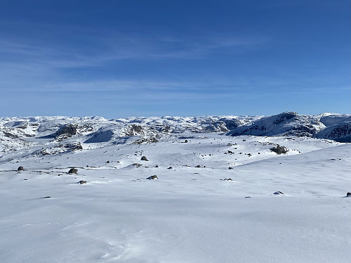Nær toppen av Husaheia med utsikt austover Krøys der Krøysaheia dominerer