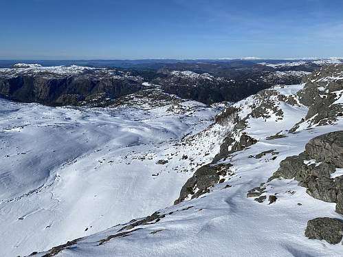 Andre andaktstund for dagen. Frå stupkanten på Prammafjellet med utsikt mot Prammaleitet med Middagsåsen