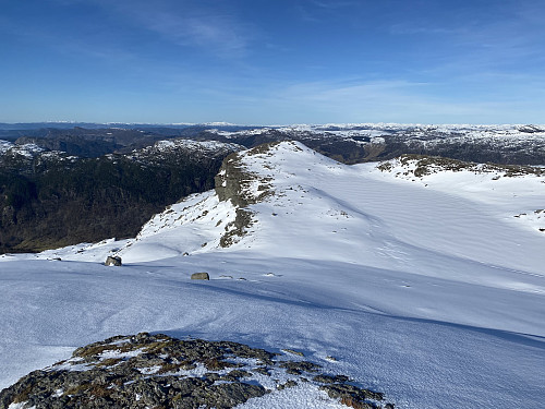 Frå den same toppen med utsikt nordover i retning Hølefjellet. Frå toppunktet på bildet er det 6-700m til endes på ryggen