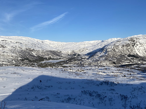 Mot Nyastølsvatnet i Løyningsdalen med Haugsnutens skygge markert