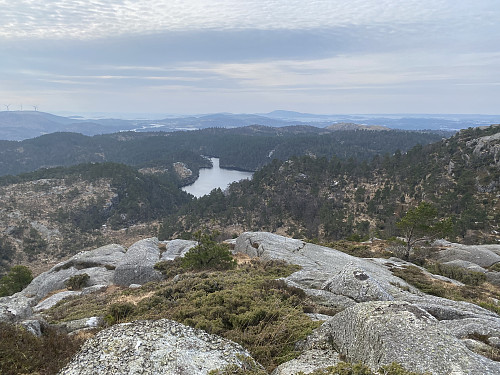 Fra Varafjellet mot Heggelitjørna og Kårstø med bl.a. Boknafjellet og Gudbrandsfjellet