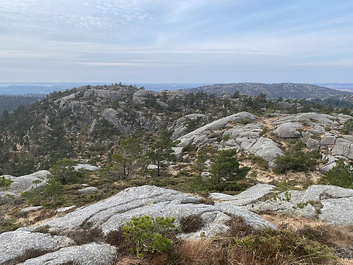 Mot den 2m lavere sekundærtoppen Heggelifjellet og Slettafjellet