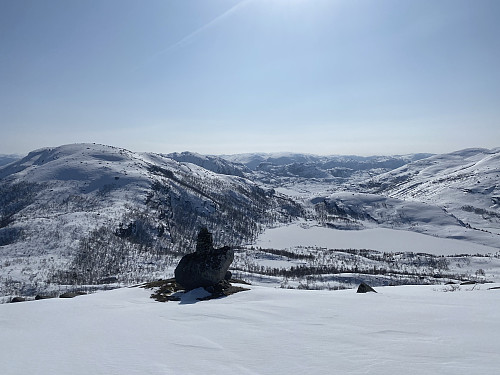 Frå same staden mot Åsliknuten og Stemvatnet. Det er i alle fall fire slike vardar som markerer grensa mellom Hjelmeland og Forsand (nå Sandnes) mellom Bergeheia og her oppunder Krostølfjellet