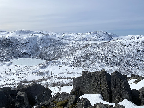 Frå oppunder Hjelmen med utsikt vestover mot Krøys med Svartatjørnsknuten, Bergeheia og Krøysaheia
