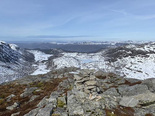 Ved utsiktsvarden lengst nord på Hjelmen med panorama over Nystøldalen