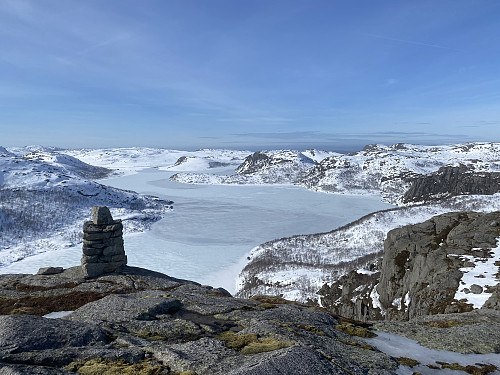 Fint plassert grensevarde ovanom Krokavatnet. Det er i alle fall fire slike som markerer grensa mellom Hjelmeland og Forsand (nå Sandnes) mellom Bergeheia og Krostølfjellet