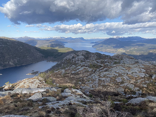 Flott utsikt østover Vindafjorden fra Bukkaskolten. Vi ser bl.a. Måvatnet, Gaupåsen og Grytenuten. Sola skinner i Vassendvik til høyre, som ligger like ved Helgaland og Tjørnåsen dit jeg tenker meg videre