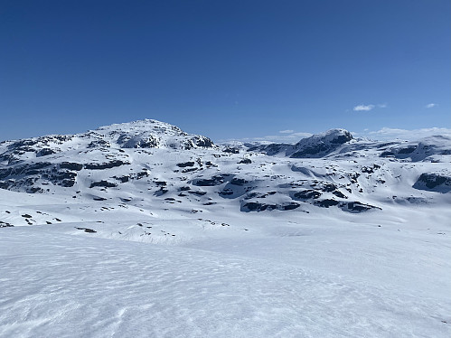 Frå oppunder toppen av Søre Kaldafjell med utsikt mot kjempene austanfor, Snønuten og Kringlenuten