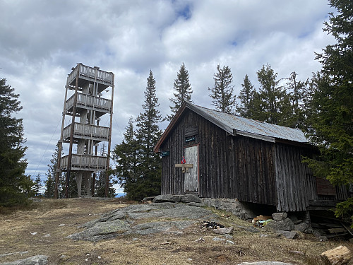 Toppen med gammel hytte og nytt tårn