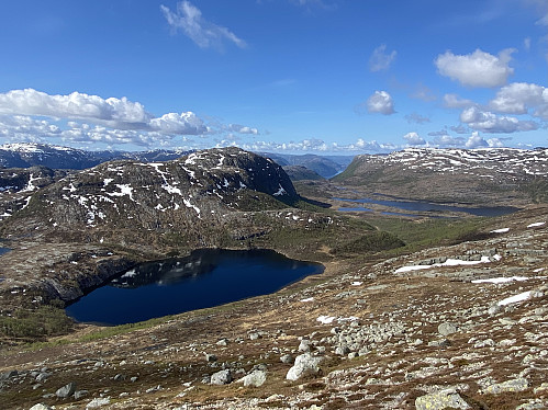 Praktfull utsikt mot Rundatjødna og Sunnmorkvatnet med Hardhausen dominerande. Aller bakerst sjåast Lysefjorden i enden av Skurvedalen