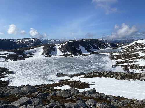 Frå toppen nord for Vongsa-tjødnane mot den ryggforma Litle Vongsen, som har fleire toppunkt