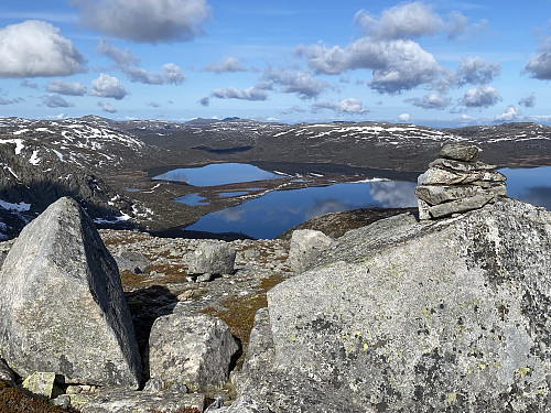 Mot vestenden av Sandvatnet med Maratangen og Pramstød. I horisonten ragar bl.a. Krøysaheia, Ternefjell og Reinaknuten kjenneslege