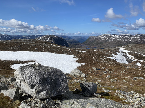 På eit av fleire mulige toppunkt på ryggen vest for Urddalen med utsikt mot Hardhausen og ein flik av Sunnmorkvatnet