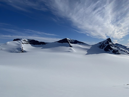 Nedkjøring i kanten av Søre Illåbre med utsikt mot Tverrbotntindane (Midtre, Store og Vestre)