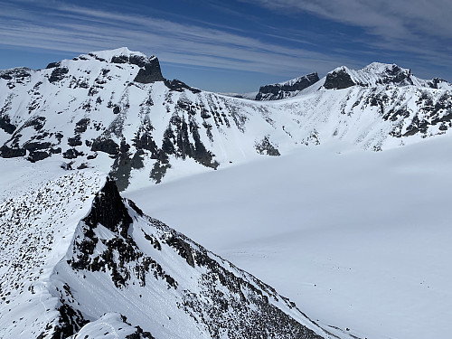 Vel oppe av eggen mellom Nordre Bukkehø og hovedplatået får vi dette panoramaet over Nordre Illåbre. I bakgrunnen sees Illåbandet med fem stortopper i kledelig profil