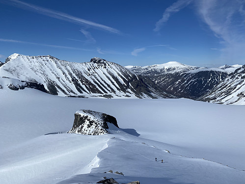 Fra Vestre Bukkeholstind V3 med panorama over Tverråbreen og -tindane (med kuppelformede Glittertind bakerst). Kameratene har vært på sekundærtoppen i nord