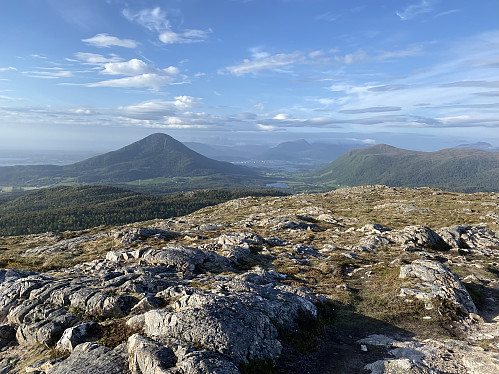 Utsikt nordover fra toppunktet med Jendemsfjellet dominerende