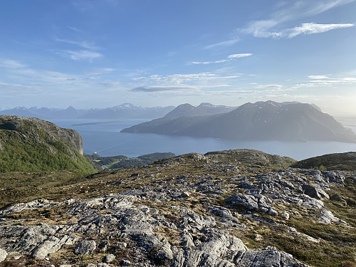 Fra det vestlige vardepunktet mot Julsundet og Midsund