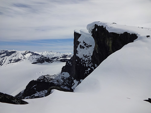 Fra samme sted kjennes suget fra øststupet på Bukkehø. Nedenfor sees Tverråbreen og Nordre Bukkeholstind