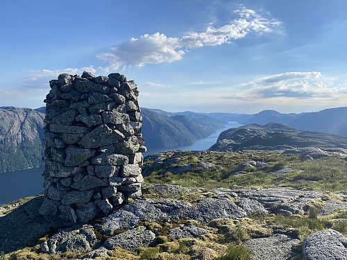 Ved utsiktsvarden på Kvelvaknuten med utsikt ut fjorden