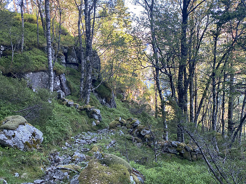 Gammal steingard øvst i Sunnmorkbrekka