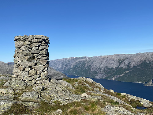 Utsikt innover fjorden med kraftstasjonen i Flørli kjennesleg. Austavinden er så sterk at eg har problemer med å stå og ta bildet