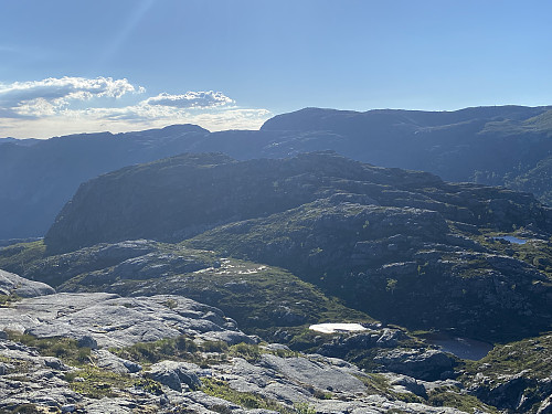 Straks på Kvelvaknuten med utsikt mot Beinafjellet. Høgaste toppen i bakgrunnen er Holmaknuten