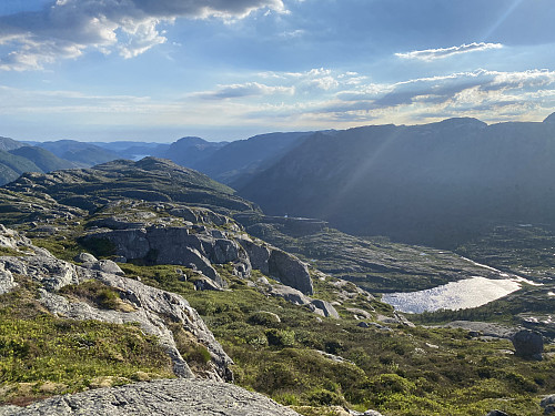 På Beinafjellet med utsikt mot Stølatjødna og ut Songesandheia. Lengst bak sjåast ein flik av Lysefjorden med Neverdalsfjellet