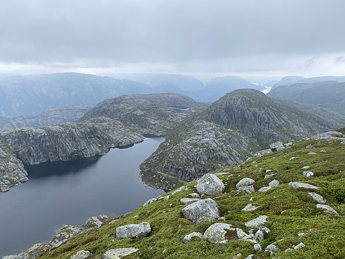 Mot Tvaravatnet, 786-toppen vestanfor og Nordafjellet i bakgrunnen. Lengst bak sjåast ein flik av Lysefjorden med Neverdalsfjellet