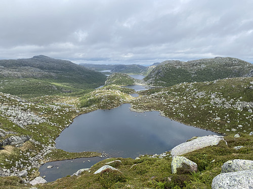 Mot same tjødna og Buene. I bakgrunnen sjåast Krokavatnet flankert av Krøysaheia og Svartatjørnsknuten