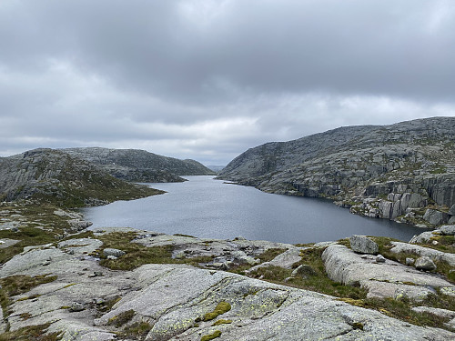 Høgavatnet med Bergeheia til høgre. Høgavatnet på 729 moh er høgstliggande kjelda til Jørpelandsvassdraget