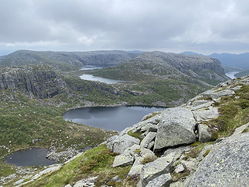 På veg opp på den navnlause toppen vest for Høgavatnet, og utsikten åpnar seg mot Storekvæven og Steinfjellet med Stortjødna og Skivatnet i bakgrunnen