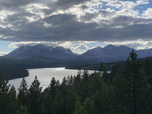 Rondane sett fra Atnsjøen der Harald Solberg malte «Vinternatt i Rondane». Vi ser Rondeslottet og Storronden til venstre og Høgronden til høyre