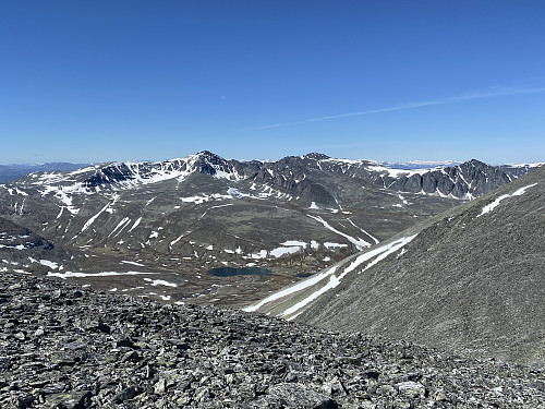 Oppe på toppryggen åpner utsikten seg flott mot Smiubelgen. Vesle- og Storesmeden går i ett, fulgt av Trolltinden og Smedhamrane til høyre